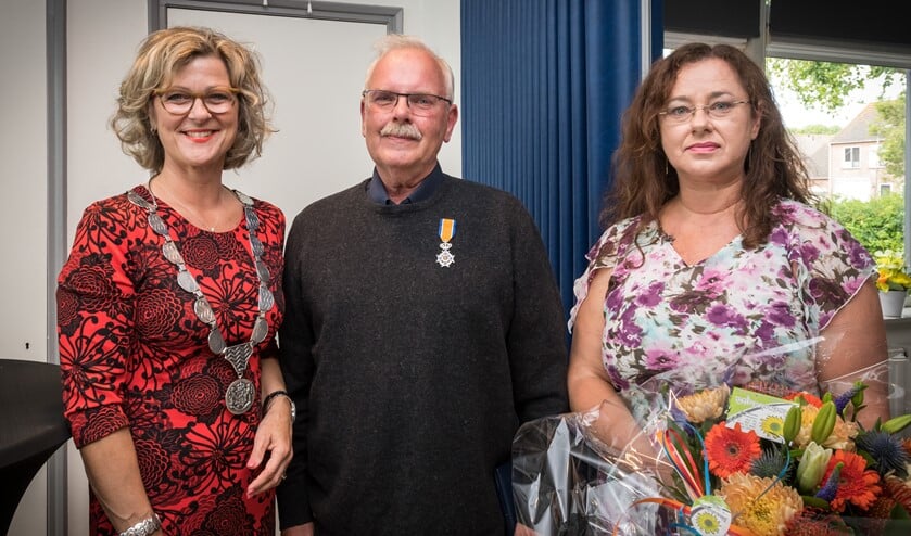 Burgemeester Grootenboer omschreef de heer Van Putten als een sociaal, onbaatzuchtig en zorgzaam persoon. Hij was ook lange tijd naast zijn drukke baan mantelzorger voor zijn moeder. (Foto: Wim van Vossen)