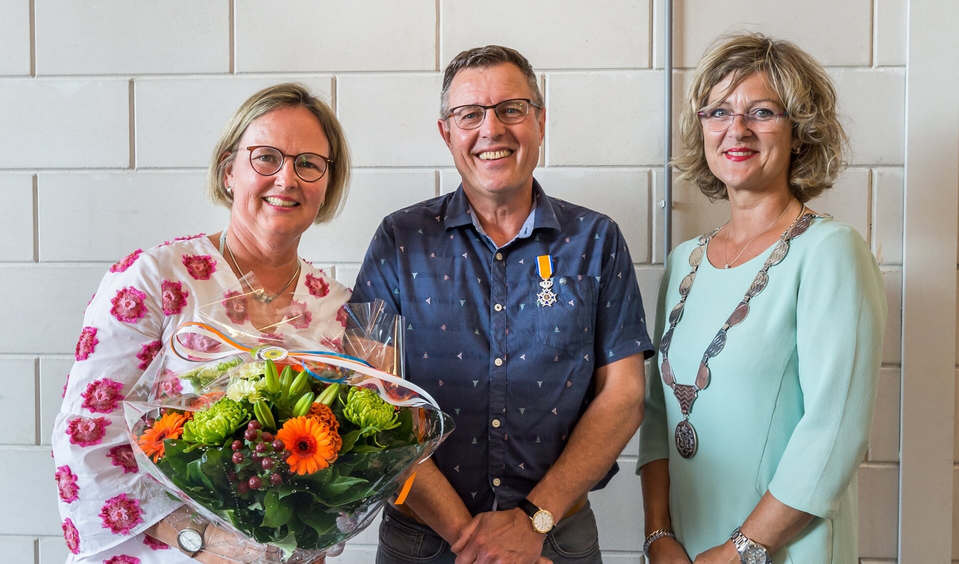 Krijn Breen mocht uit handen van Burgemeester Ada Grootenboer een koninklijke onderscheiding ontvangen. (foto: Wim van Vossen)