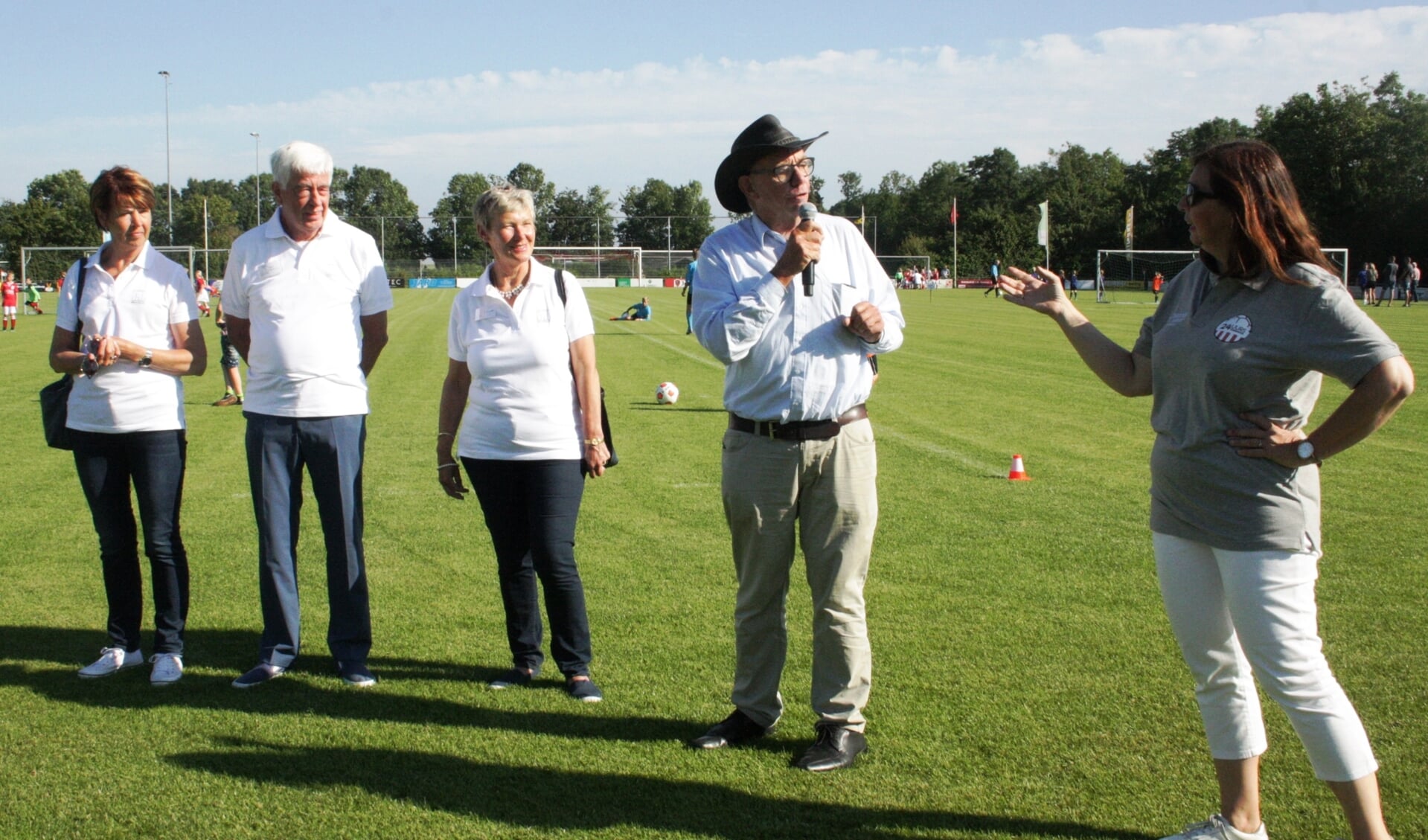 Paul van der Velden (2e van rechts) opent het 24-uurs voetbaltoernooi. Rechts voorzitter van de commissie Carolien Struijk (Foto FG).