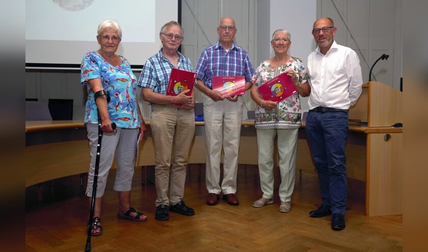 Wethouder Bert van Ravenhorst heeft een eerste exemplaar van het uitvoeringsplan uitgereikt aan de groep senioren die bij de totstandkoming betrokken zijn.