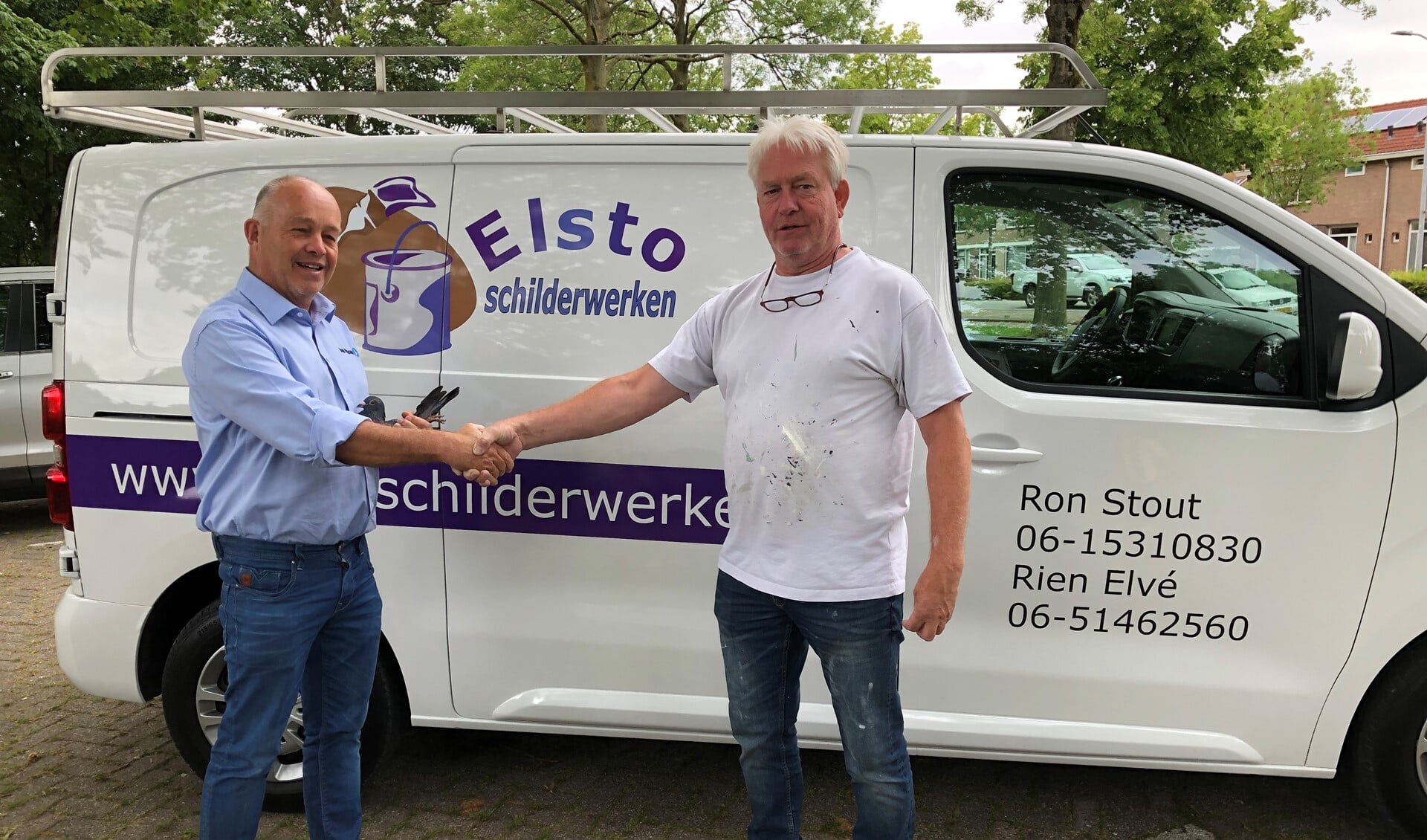 Ron Stout van Elsto Schilderwerken feliciteert de winnaar Piet de Vogel.