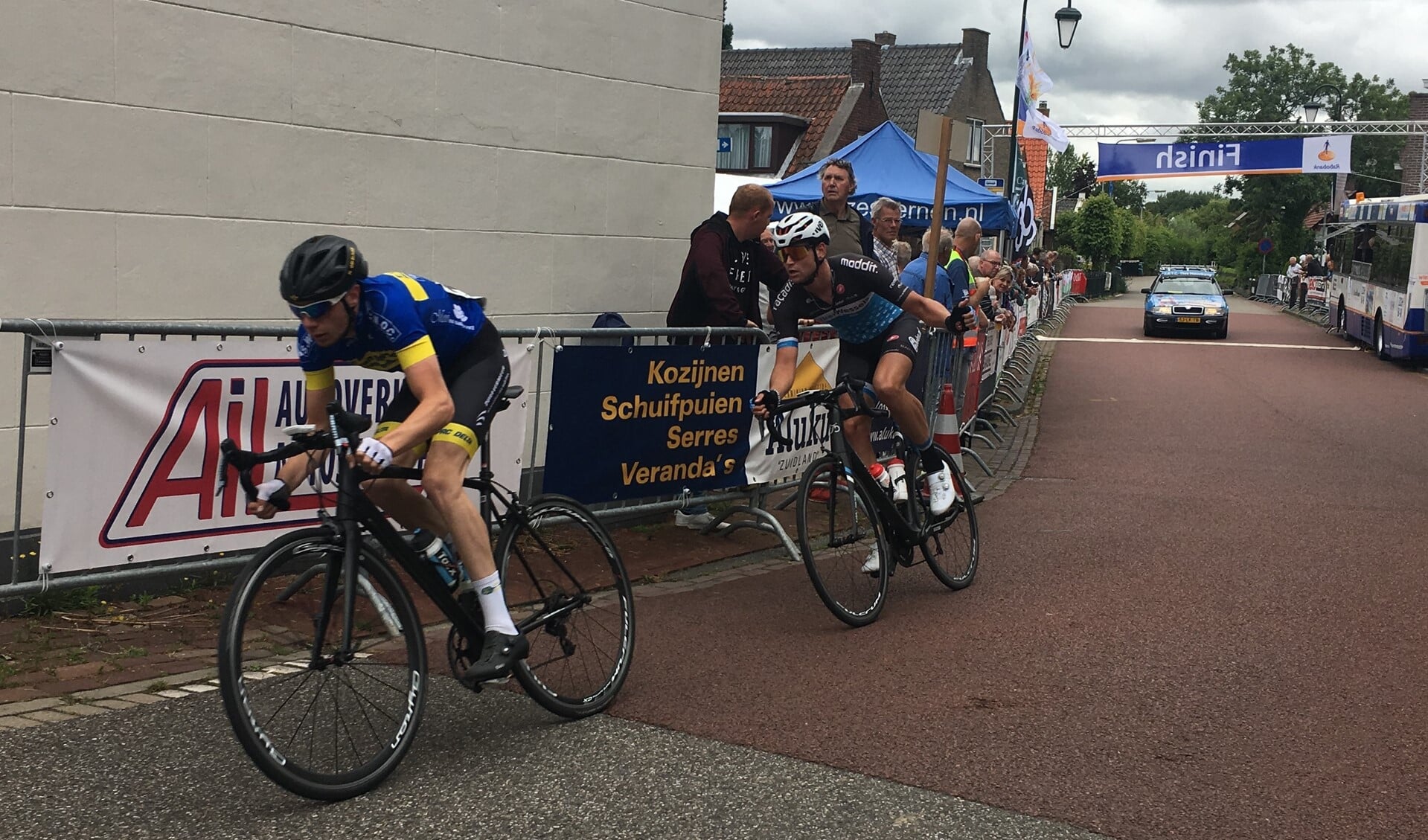 De Hellevoeter Marco Geleijnse (voorop) zag een top-10 plaats in de Ronde van Abbenbroek in de laatste 200 meter in rook opgaan. Foto DR
