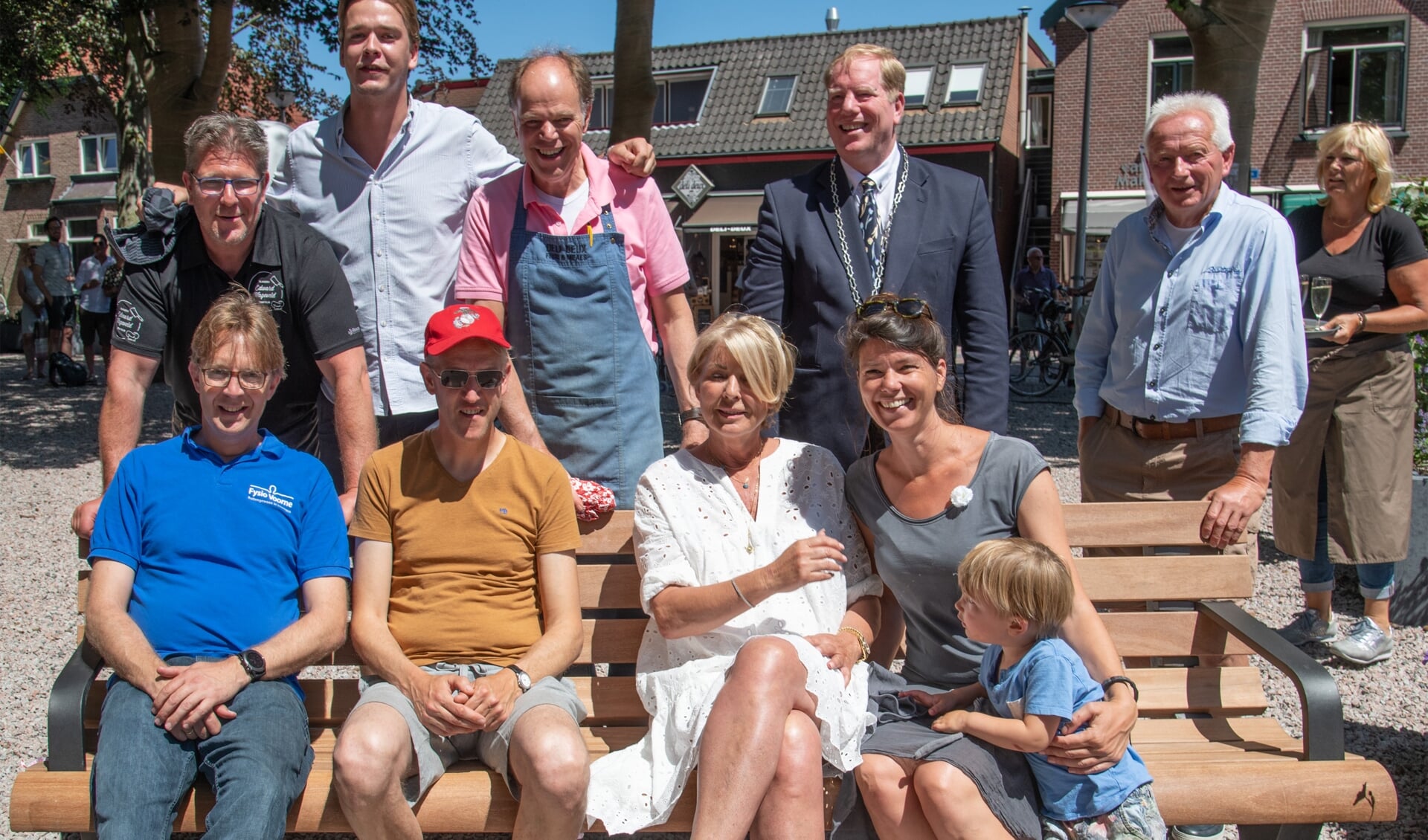 De werkgroep 'herinrichting Dorpsplein Oostvoorne' is trots op het resultaat. (Foto: Jos Uijtdehaage).