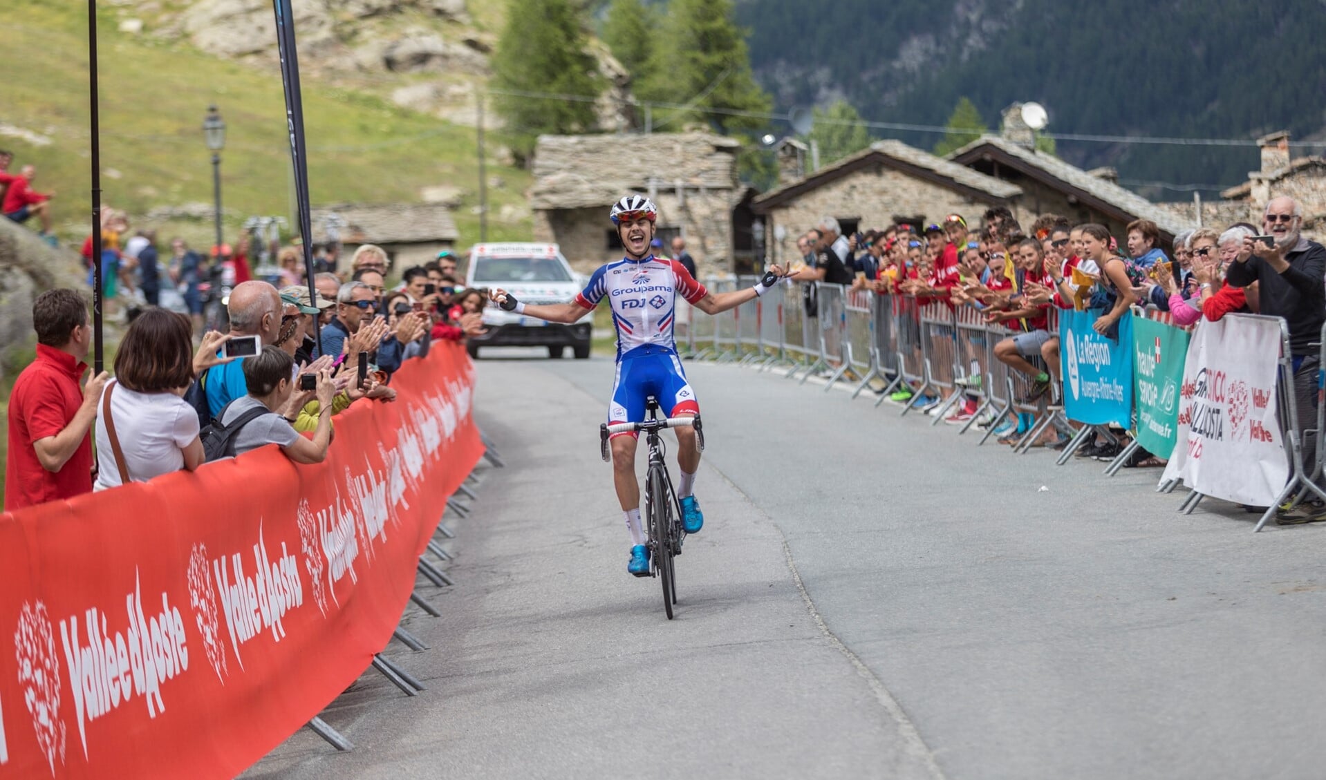 Kevin Inkelaar wint in het Italiaanse Valsavarenche de tweede etappe in de Giro della Valle d 'Aosta Mont Blanc.