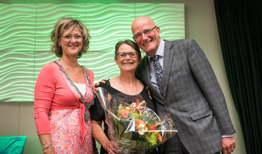 De burgemeester verraste Poula tijdens de receptie waar zij werd benoemd tot Lid in de Orde van Oranje-Nassau. (Foto: v Vossen)