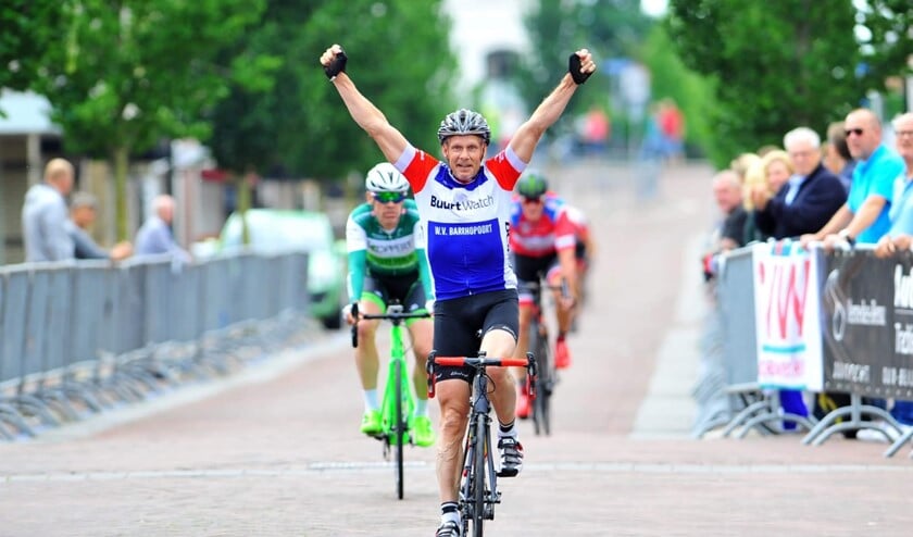 Louis de Koning weet weer wat juichen is, zoals onlangs als districtskampioen in de Masters 50-plus. Ook in Abbenbroek? Foto privé.