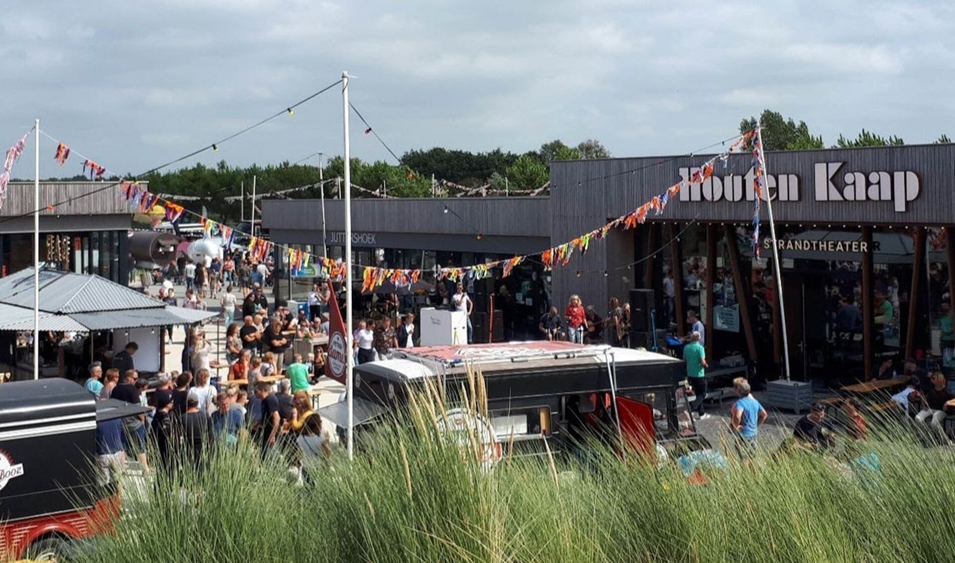 Do 22-8 t/m zo 25-8 Foodtruckfestival Smaak aan Zee met 18 foodtrucks, live muziek, dj's en een kinderplein.