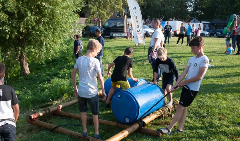 Nadenken over de beste constructie voor een vlot hoorde ook bij de survivalgames op de Hofweide. (Foto: Jos Uijtdehaage).