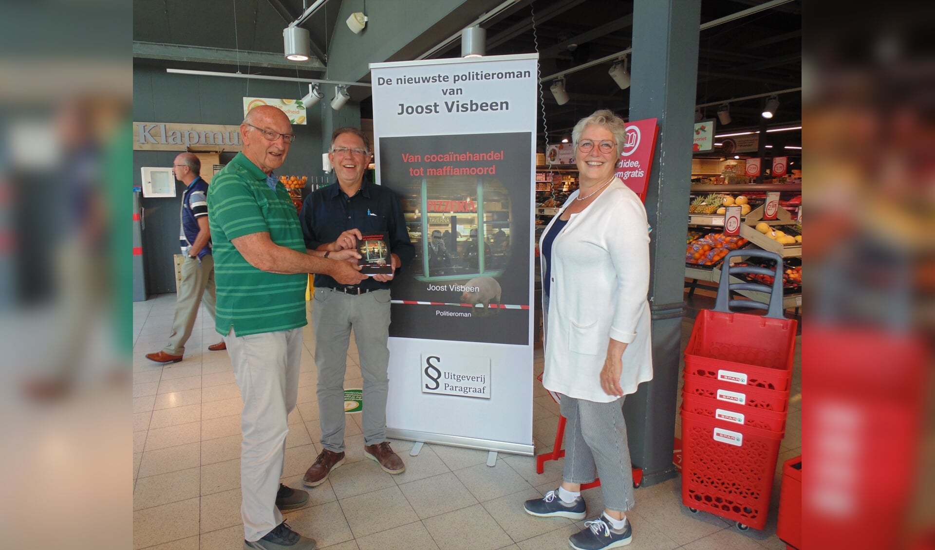 Jan en Ina Klapmuts krijgen het eerste exemplaar van Joost Visbeen. (Foto: Cora de Boed)
