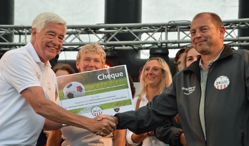De overhandiging van de cheque (foto: Rinus van der Klooster)