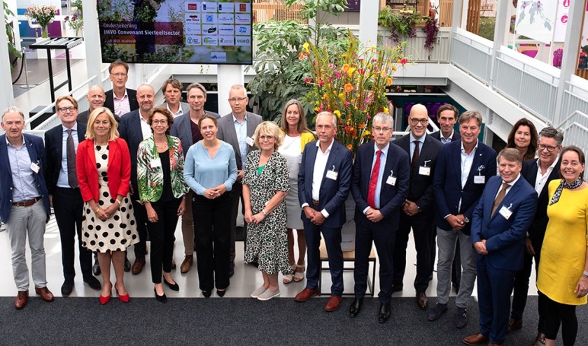 Het convenant IVMO werd door 21 partijen uit de sierteeltsector ondertekend.