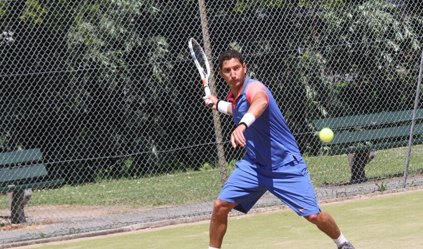 Jonathan ter Horst van TC Rozenburg versloeg in het mannenenkelspel B... (Foto: Wil van Balen).