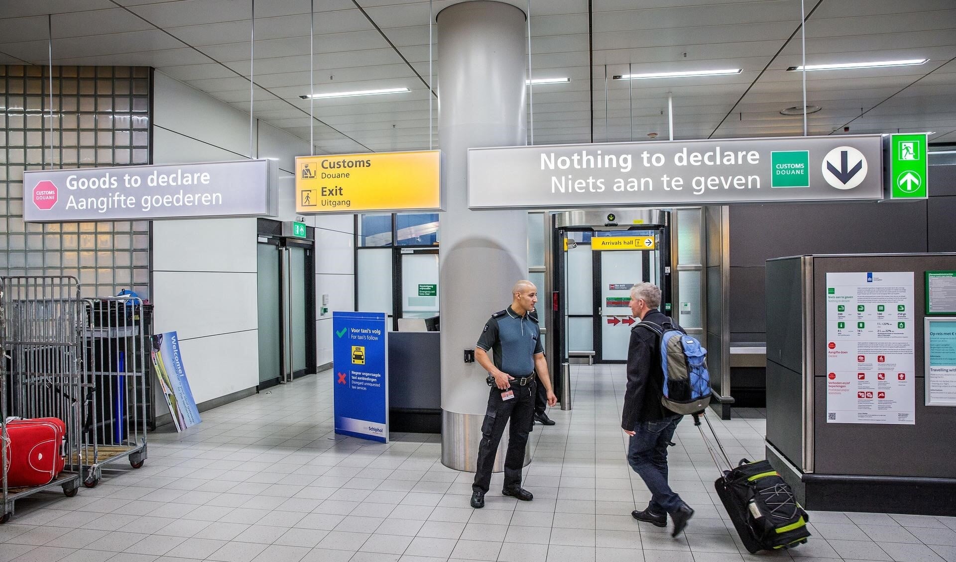 Wanneer bij in- of uitvoer geen aangifte nodig is, gaan reizigers door de groene doorgang 'Niets aan te geven' op Schiphol.