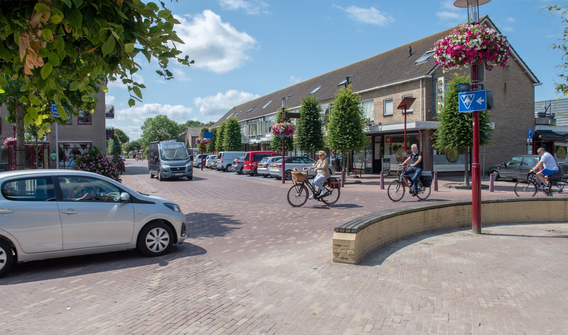 De Westvoornse gemeenteraad wil de verkeersproblematiek op het Dorpsplein in Rockanje snel aanpakken (foto Jos Uijtdehaage)