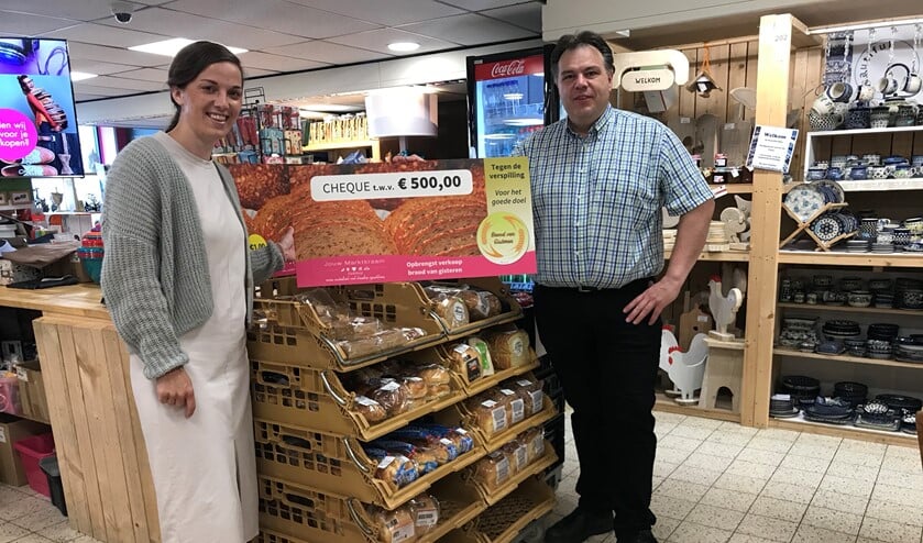 Nellieke Groeneveld van Stichting Ruth's Shelter en Peter Grinwis (Jouw Marktkraam Ouddorp).