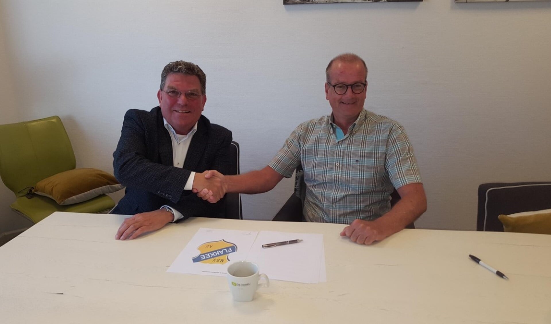Jack Drooger tekent namens Adviesgroep De Vogel de overeenkomst met MSV&AV Flakkee. Rechts voorzitter Bert Zwanenburg.