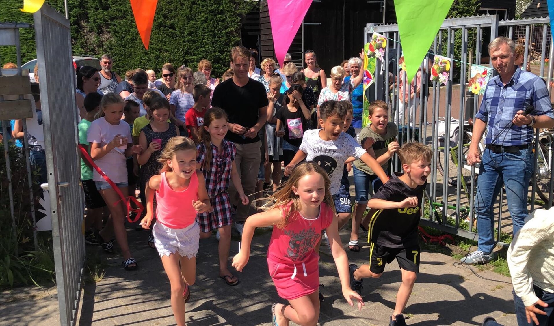 De kinderen konden niet wachten om met de spelletjes te beginnen. Foto: Wilma Schout.