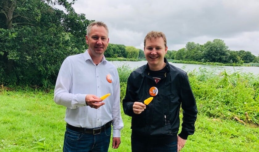 Fractievoorzitter Rogier van Veen en VVD-wethouder Igor Bal eten een ijsje in het Bernissegebied.