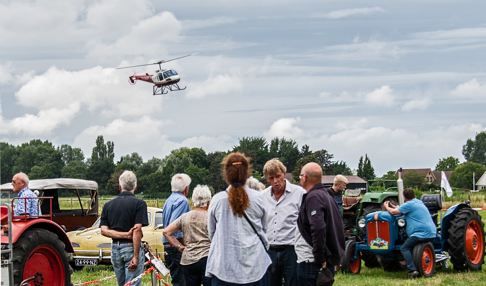 Helikoptervluchten, old timer-shows, oude tractoren, muziek, games, theater; het zomerfeest van Tinte bracht het allemaal. (Foto: Jos Uijtdehaage).