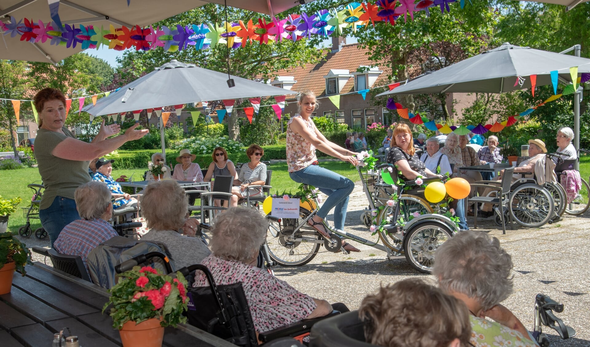 Onder een heerlijk zonnetje en met vrolijke muziek werd de elektrische rolstoelfiets onthuld (Foto: Jos Uijtdehaage)
