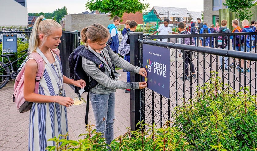 Eva en Senna plakten de door de Vlasbloem verdiende stickers op de High Five tegel.