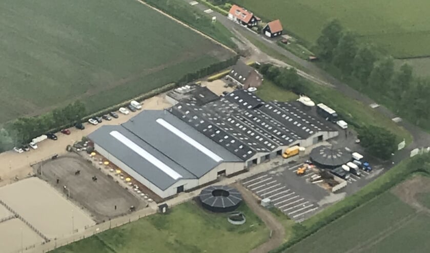 De beide rijhallen van Manege Oostmoer zijn voorzien van een geïsoleerd dak met lichtstraten. (foto: Henk Kieviet)