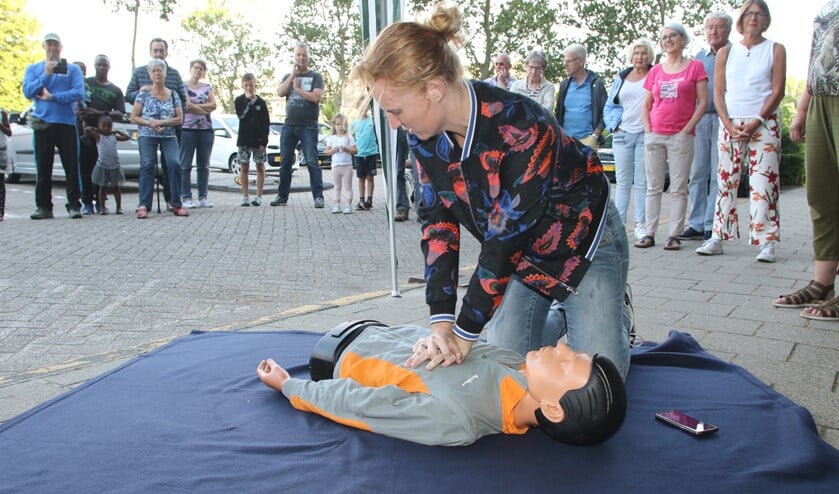 De buurtbewoners kregen een demonstratie van een reanimatie