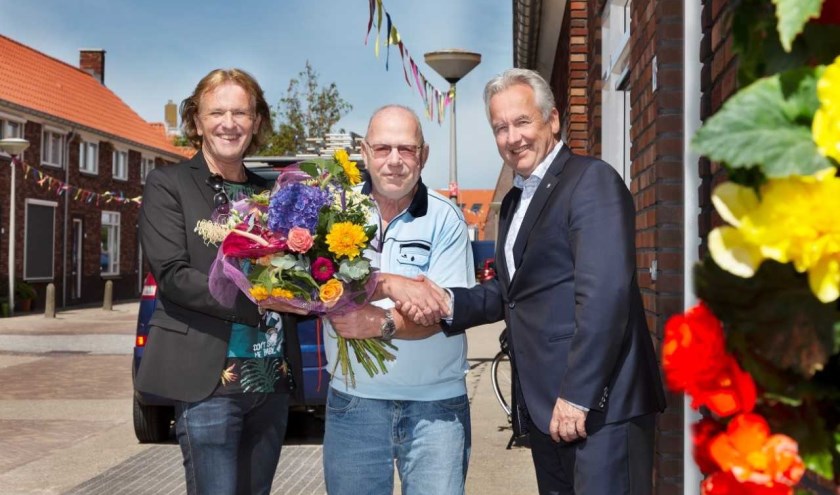 Wethouder Van der Stee (r) bezocht samen met René Lemson (Arcade) de woning van de heer Van der Post.