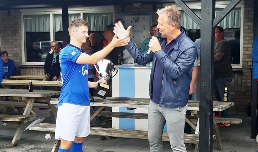 Tim Mackloet (links) neemt namens DBGC de eerste DVV-cup in ontvangst van DVV'09 -voorzitter Rob van Gils (Foto: Fred Götzenberger).