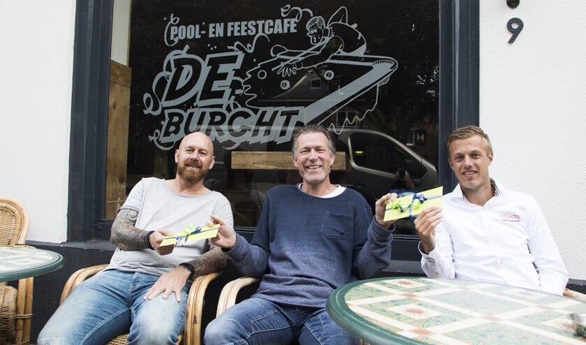 Vorig seizoen waren Daniël van de Beek (l) en Pascal van Hulst de eerste winnaars aan wie Ron Klein prijzen overhandigde. (Archieffoto: Wil van Balen).