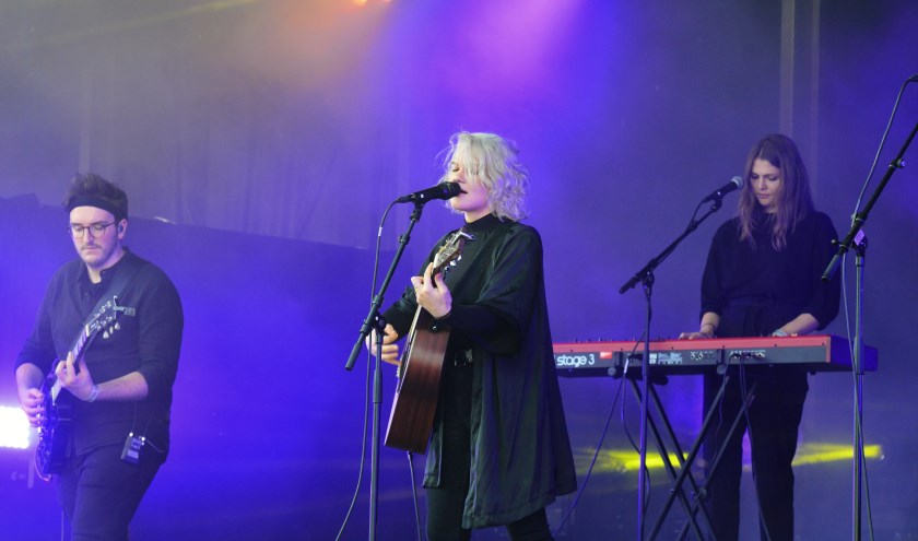 De Oostenrijkse AVEC is een folky singer-songwriter die met haar band melancholische dromerige popliedjes zingt. Foto: (Ende Media)