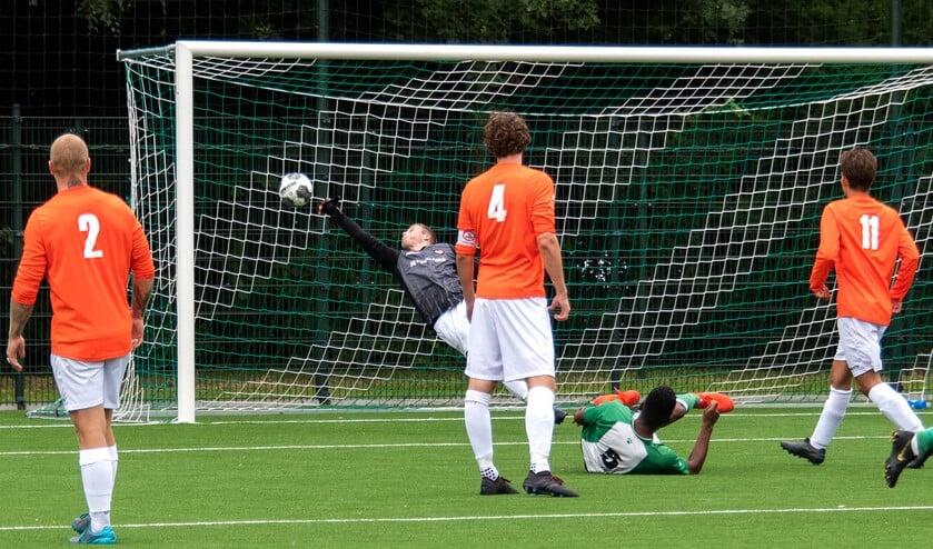 Steven Pieternella heeft zojuist vallen uitgehaald voor een schot dat Brielle-keeper Mitchel Lieshout te machtig is. (Foto: Jos Uijtdehaage).