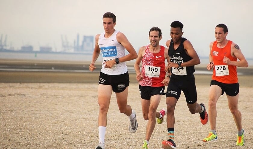 Maikel Peeman (links) en Yunis Stitan (midden) bepalen het tempo op het strand (Foto: Rinus van der Klooster).