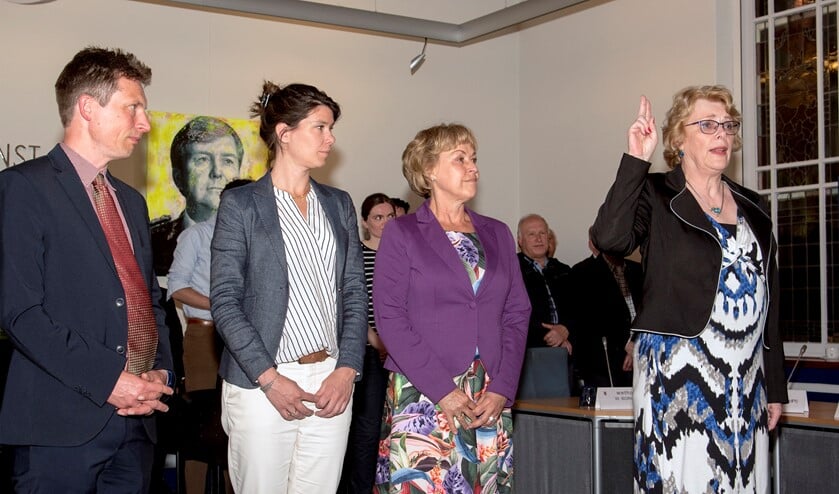 Wethouder Marja Roza (VVD) bij haar installatie in mei vorig jaar. Een jaar later kondigt ze haar vertrek aan (archieffoto Jos Uijtdehaage)
