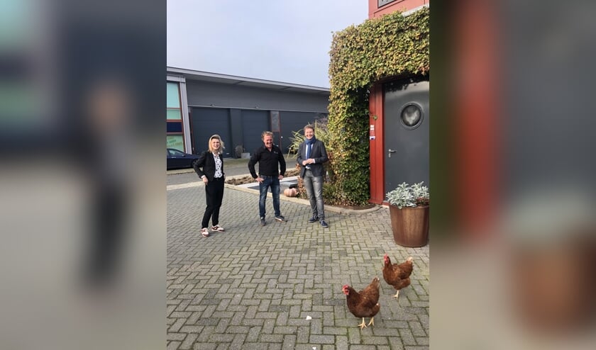 Aftrap duurzaamheidsproject door Arianne van der Wal (Van der Wal Bedrijfshuisvesting), Kevin Visser (Hoveniersbedrijf Buitenleven) en Igor Bal (wethouder gemeente Nissewaard).