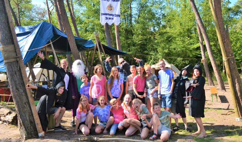 Tijdens het zomerkamp volgden de Scouts vol enthousiasme spannende toverlessen en heuse zwerkbalwedstrijden. Foto: (PR)