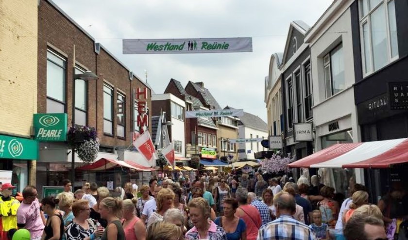 Tot en met zaterdag zijn de winkelstraten van Naaldwijk Winkelrijk sfeervol aangekleed met de gezellige kramenmarkt.