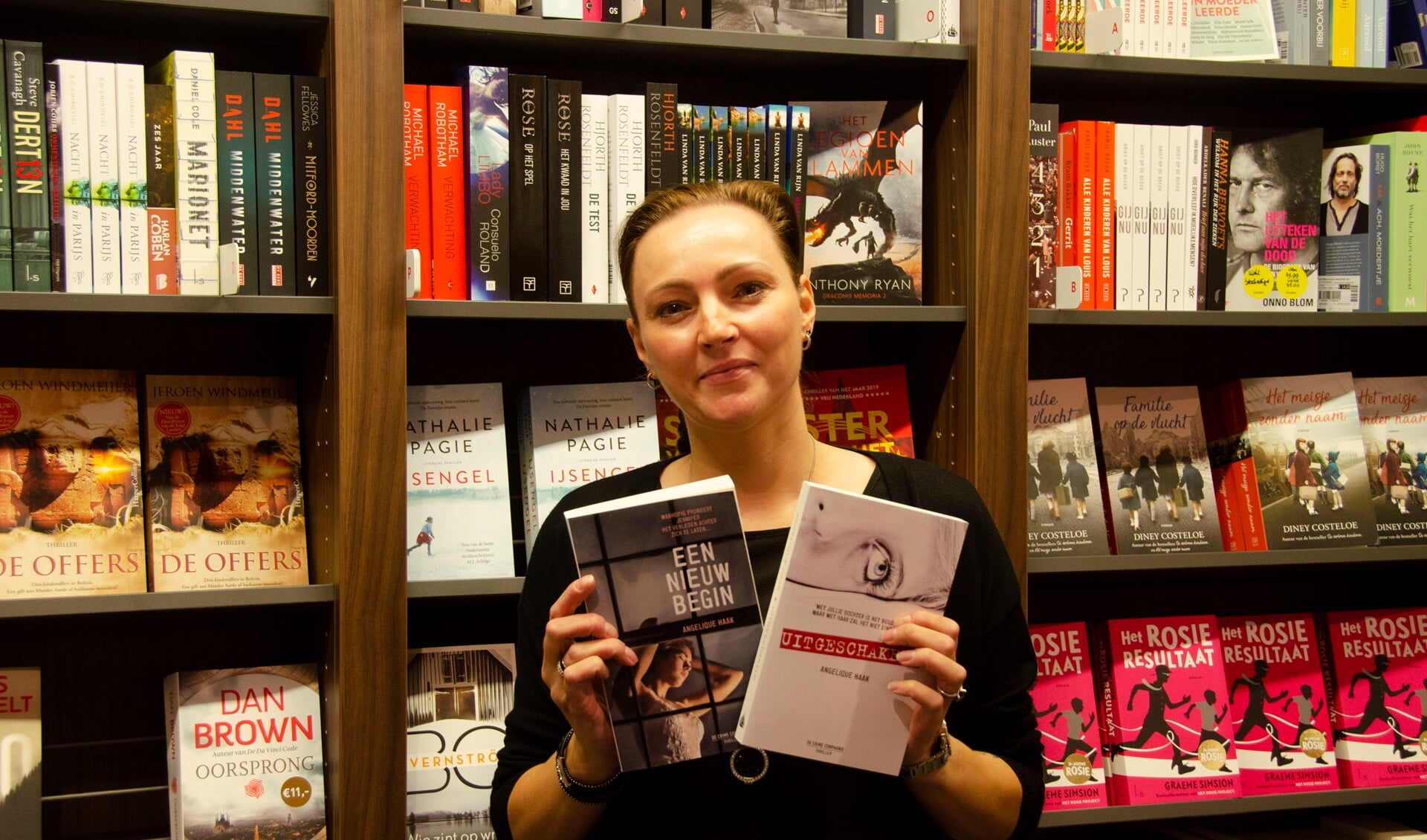 Angelique met haar eerdere boeken over rechercheur Jennifer Brugman.