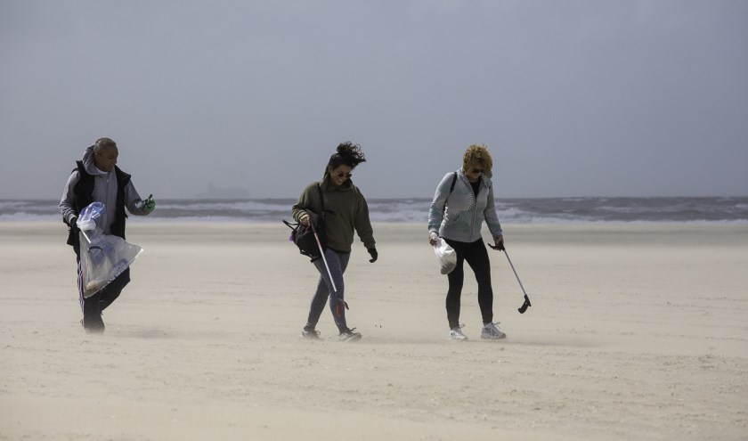 Afgelopen zaterdag gingen 85 vrijwilligers gewapend met vuilniszakken en prikstokken de strijd aan met het vuil op het strand tussen Hoek van Holland en Monster. Foto: (Mart Smit / Stichting De Noordzee)