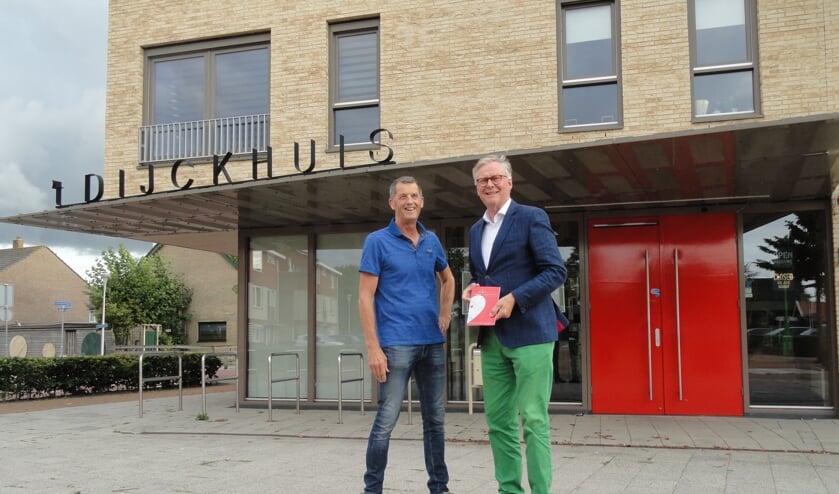 Wethouder André Schoon nam het nieuwe programmaboekje in ontvangst