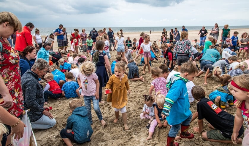 Ondanks het verre van ideale strandweer krioelde het vorige week woensdag van de schatgravers op het badstrand van Rockanje. (Foto: Jos Uijtdehaage).