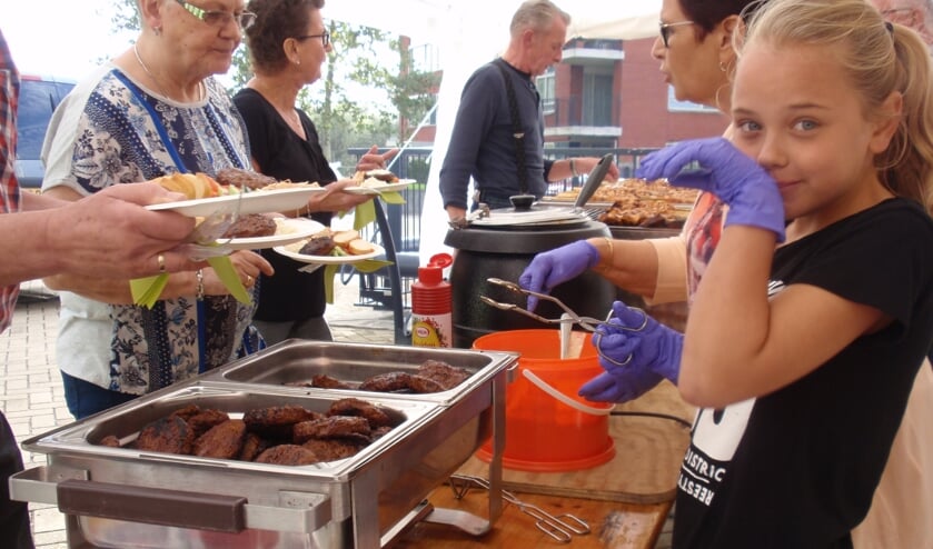 Jong en oud genoot van de BBQ.