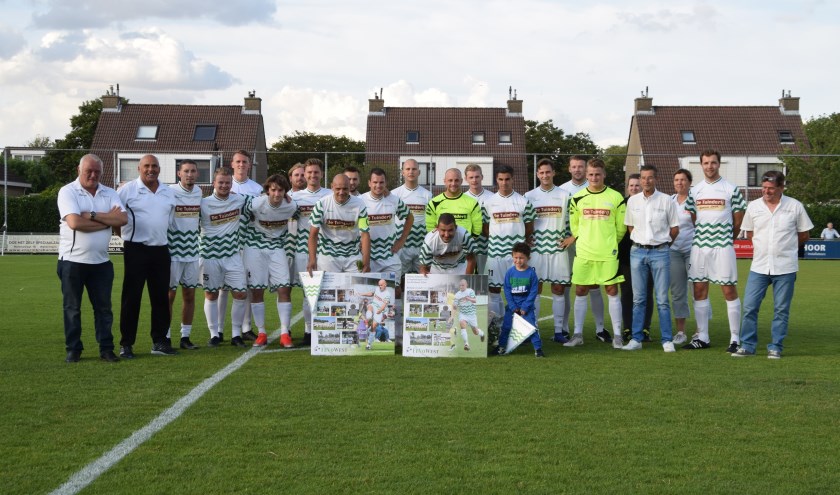 Selectie en staf kregen de complimenten van Nico van der Knaap, voorzitter van de FeVoWest. Tegen Barendrecht scoorden Vince van der Knaap, Angelo Zwirs, Marko van der Knaap (strafschop) en Ardi Luijendijk.