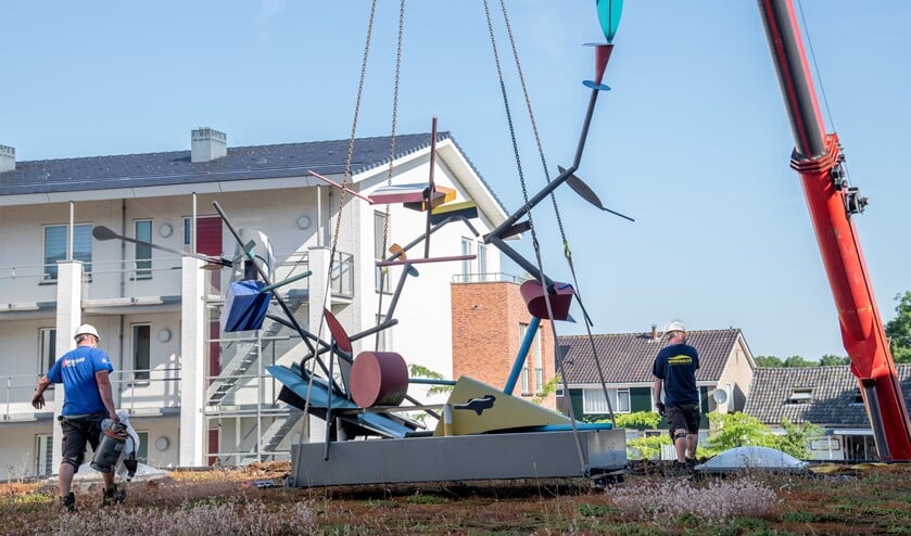 Met een kraan is het kunstwerk opgehesen en naar achteren geplaatst (Foto: Jos Uijtdehaage)