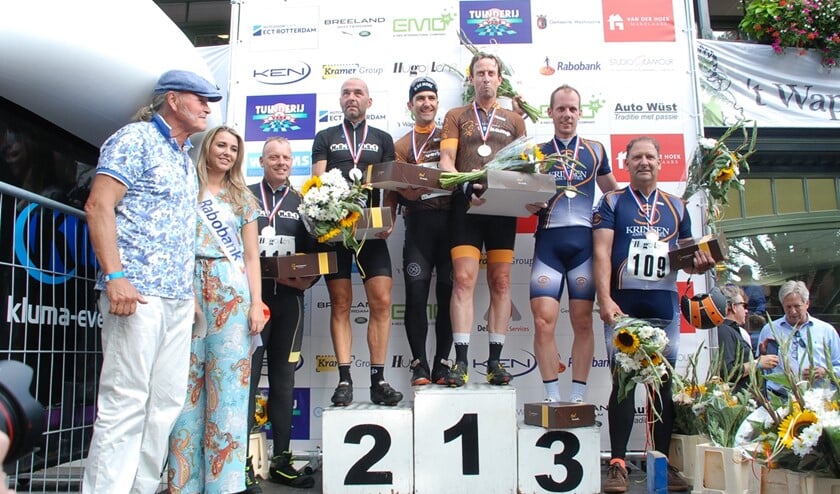 Bart Voskamp won de koers bij de Prominenten.