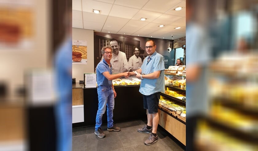 Richard van den Bos wordt gefeliciteerd door bakker Gert Koese (links).