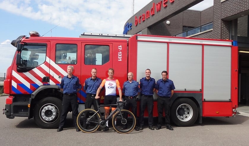 Jan Wouter Roos tussen zijn collega's bij de Maxima Kazerne tijdens het uitzwaai moment. (foto: Gezamenlijke Brandweer)