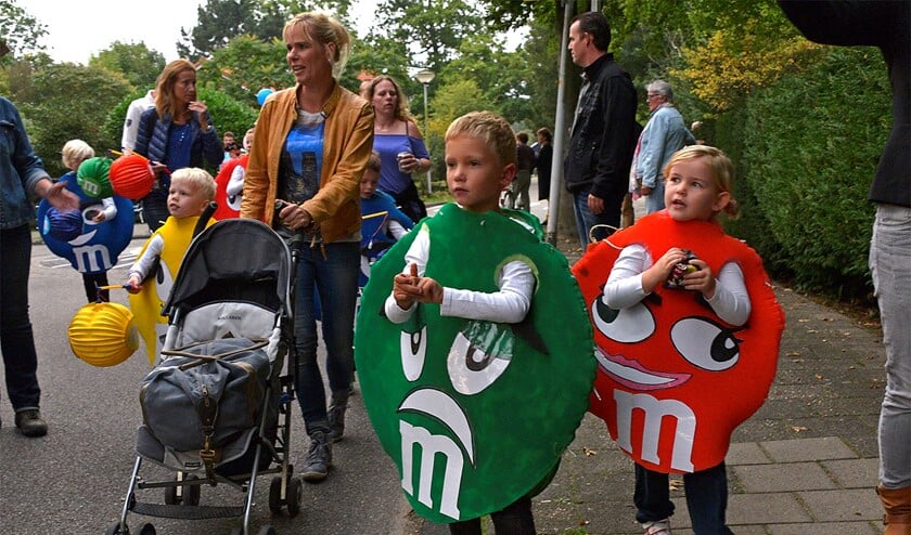 Meelopen als een M&M-snoepje in de lampionoptocht van Oostvoorne; dat is toch 'om op te vreten...?' (Archieffoto: Jos Uijtdehaage)