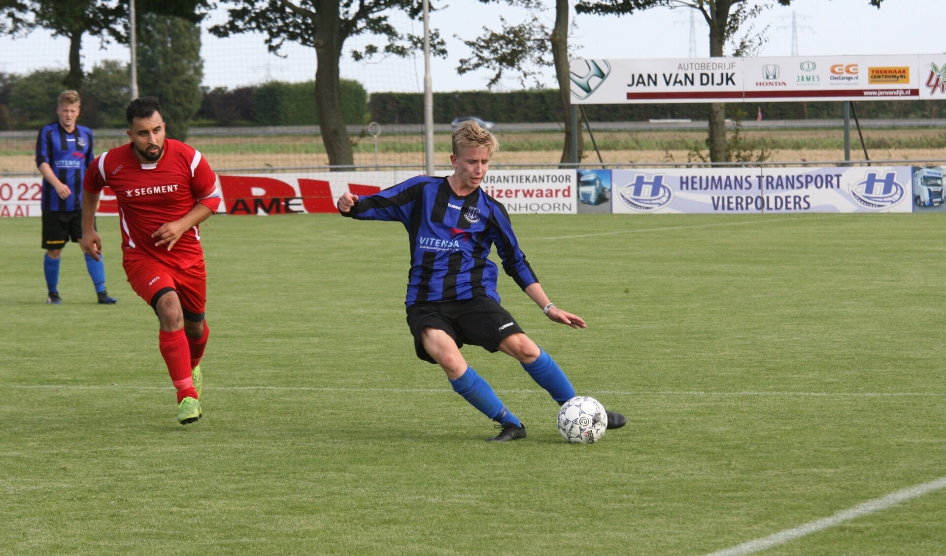 Nieuwkomer Michiel van der Hurk startte tegen MSV '71 in het basiselftal van Vierpolders. (Foto: Wil van Balen). 