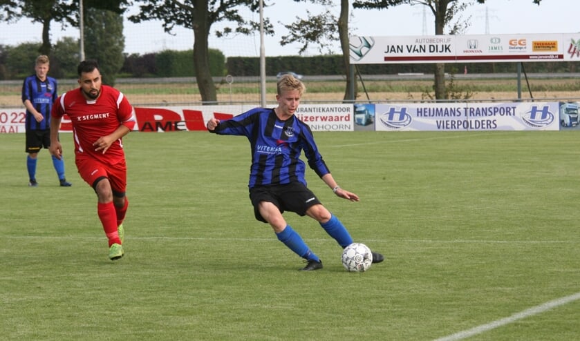 Nieuwkomer Michiel van der Hurk startte tegen MSV '71 in het basiselftal van Vierpolders. (Foto: Wil van Balen).